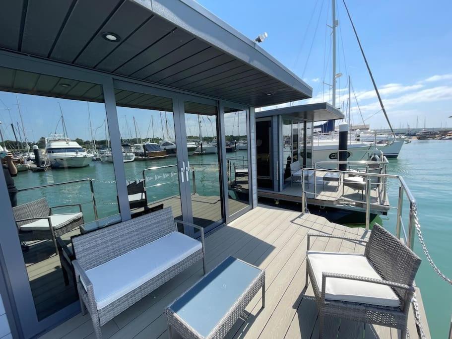Yarmouth Waterlodge Floating Apartments 2 Exterior photo